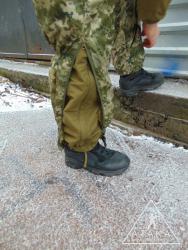 Брюки легко одеваются через обувь благодаря боковым молниям