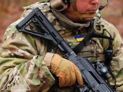 Труба установлена через переходник на карабин АК-серии