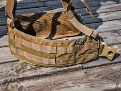 Поясная подушка состоит из пяти секторов со слотами MOLLE