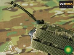 Горловина подсумка стягивается резиновым шнуром
