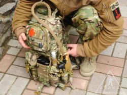 Магазины и гранаты в подсумках MOLLE 