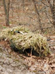 Плащ можно использовать для маскировки оружия на позиции
